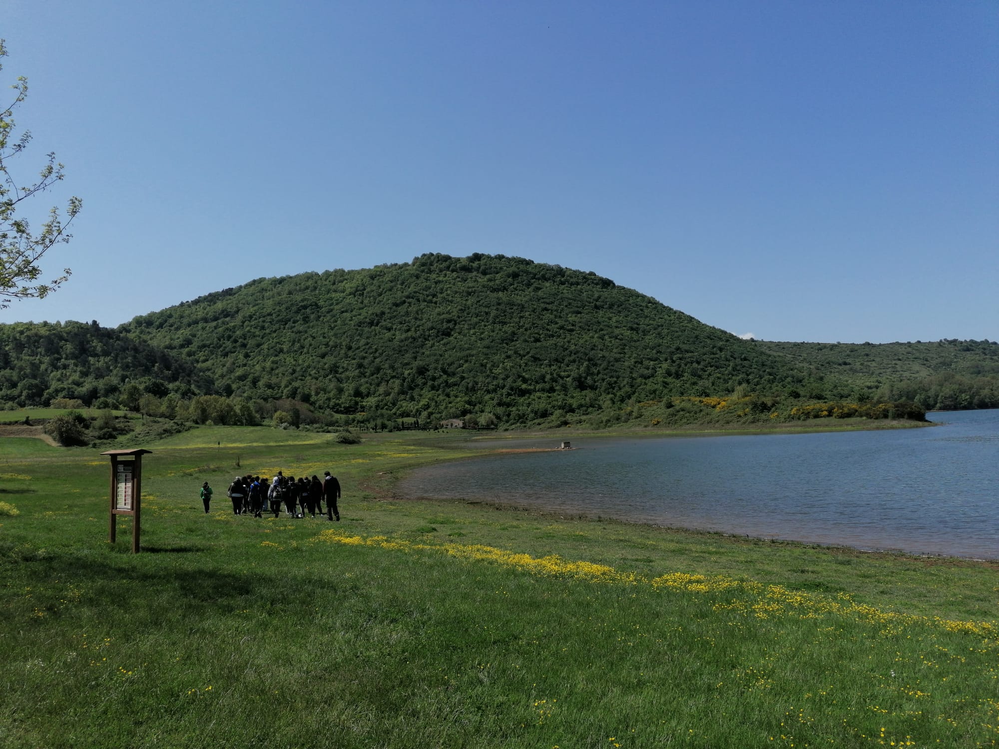 Alunni alla scoperta della biodiversità del Lago di Canterno /FR)